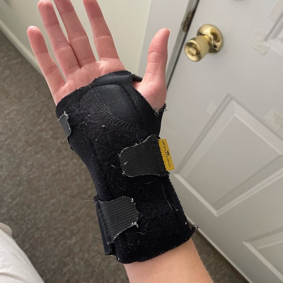 Wrist brace right wrist - Picture 6 of 13